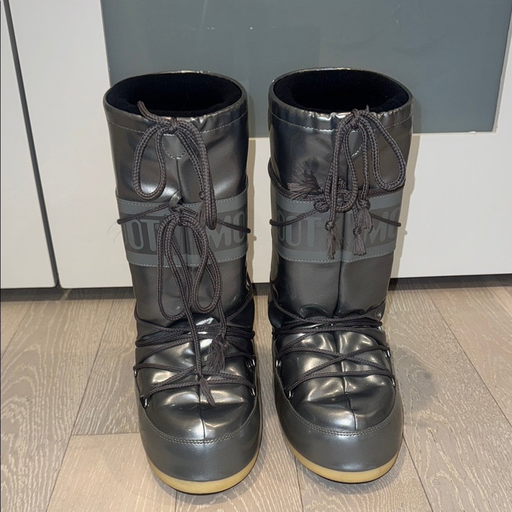 Black and Gray Winter Boots